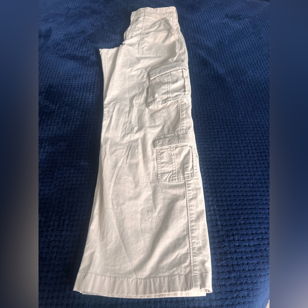 Hollister Women's Ultra High-Rise Baggy 3-Pocket Cargo Pants. Khaki. Size 4R